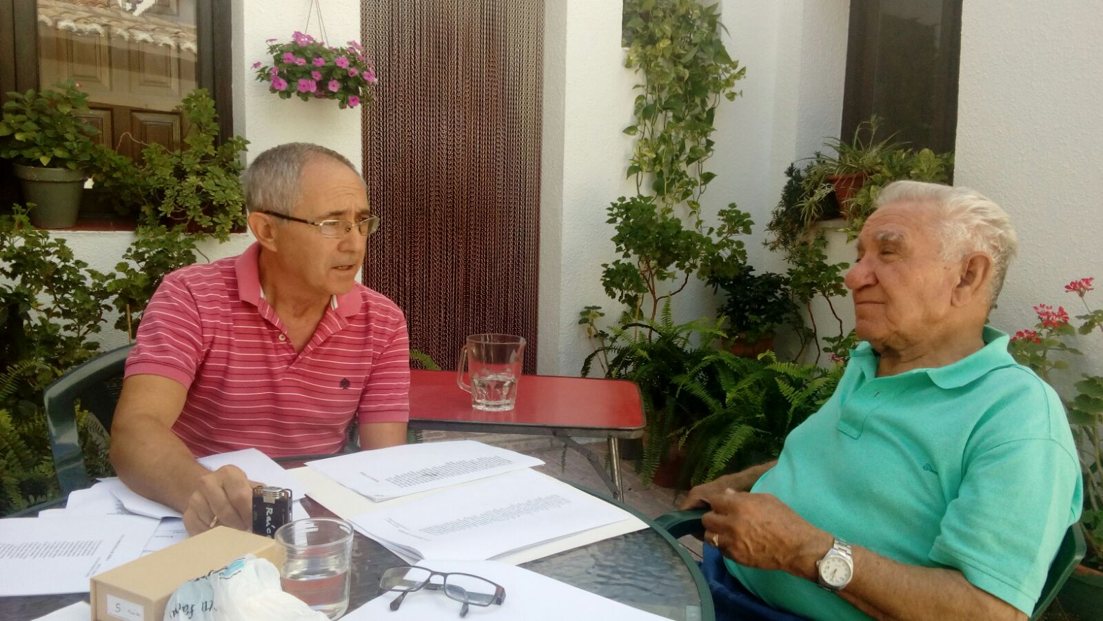 Vidal Calvo, uno de los colaboradores de la asociación, entrevistando a Luciano, mayor peraleo