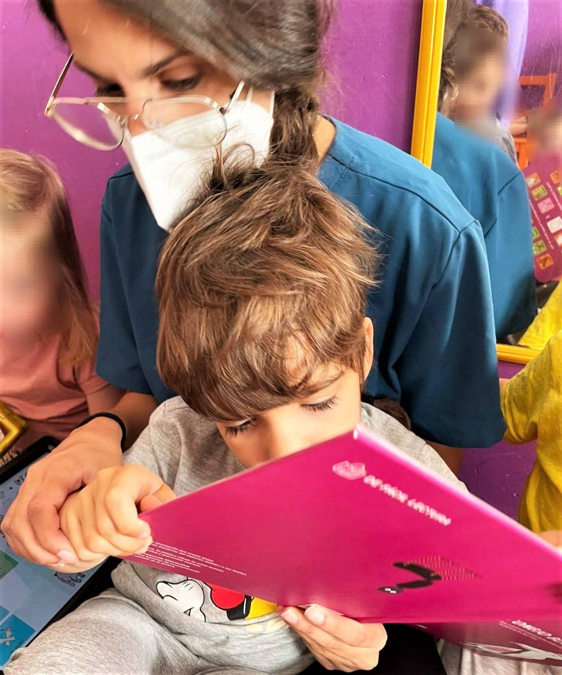 Quique en la terapia con una de las profesionales