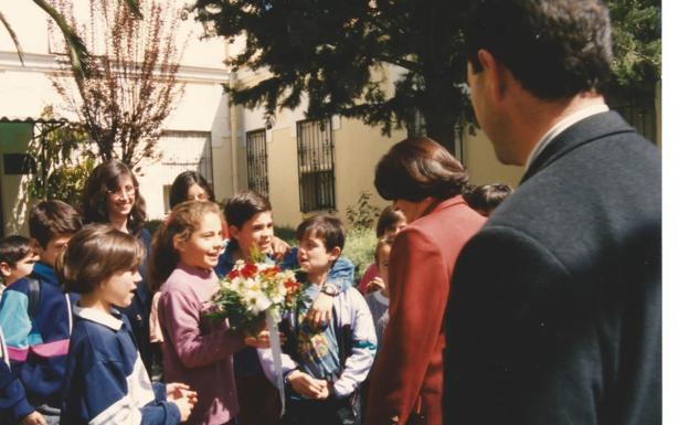Los niños del Centro, junto a Julia hacen entrega de un ramo de flores.
