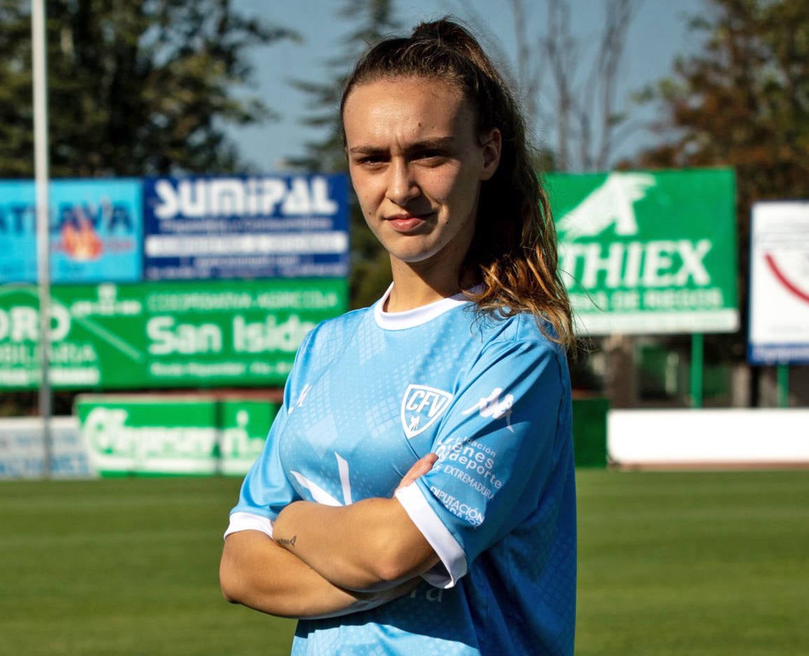 La jugadora serona Lucía García, en la presentación de la nueva equipación.