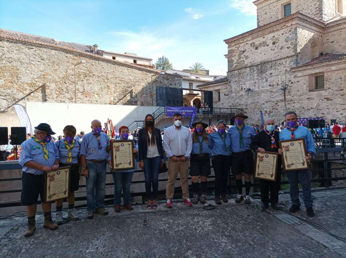 Jesús Sánchez Adalid (primero por la derecha) recibe el premio de honor.