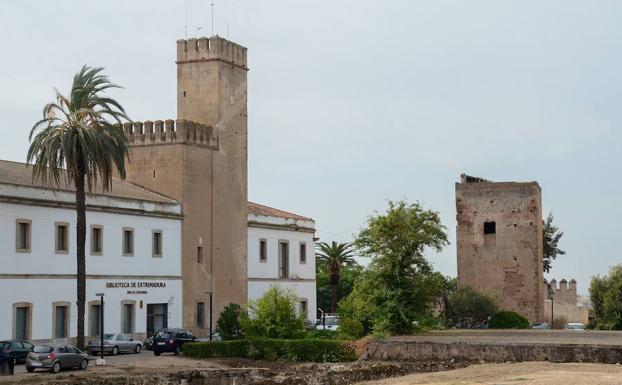 En primer término, la torre de Santa María, integrada en la Biblioteca, y al fondo, la de los Acevedos/HOY