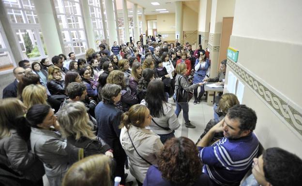 Aspirantes para entrar a un examen de personal laboral de la administración regional. ::