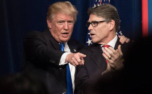 Trump habla con Rick Perry.