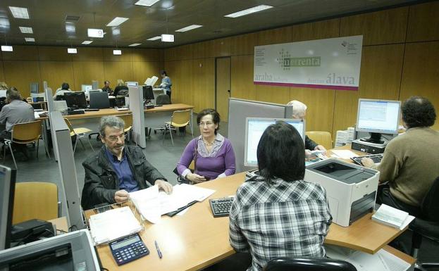 Contribuyentes hacen su declaración de la renta./J. Andrade
