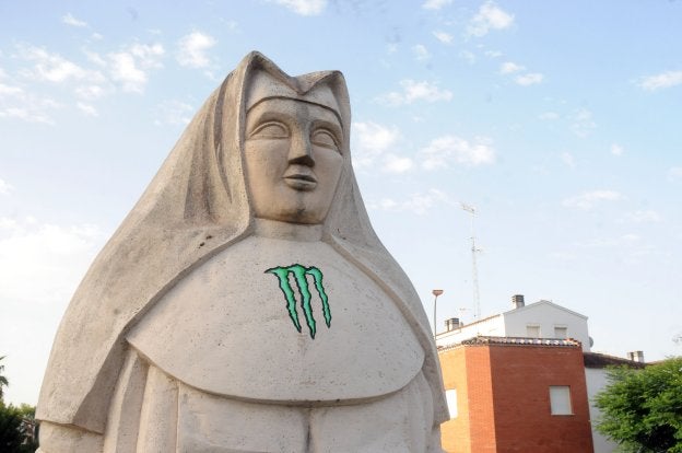 La monja de la rotonda de la Zona Sur con una pintada. :: BRÍGIDO/