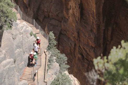 Caminito del rey. Turistas recorren la pasarela suspendida sobre el desfiladero de los Gaitanes, un cañón excavado por el río Guadalhorce. :: juan maría álvarez