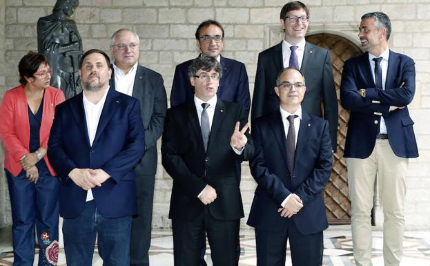 Foto de familia del nuevo Govern de la Generalitat de Cataluña. /Andreu Dalmau (Efe)