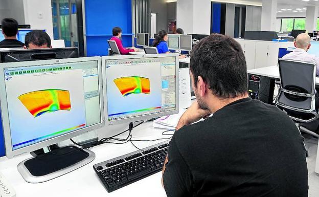 Empleados de una oficina técnica, en sus puestos de trabajo./R. C.