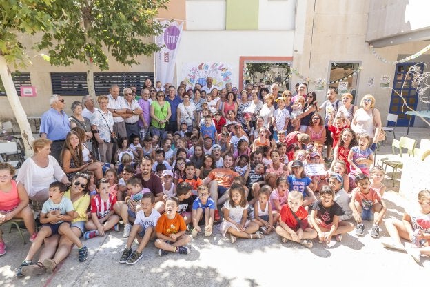 Niños y mayores posaron ayer en el colegio Donoso Cortés. :: j. rey