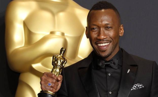Mahershala Ali, con su Oscar a mejor actor secundario./EFE