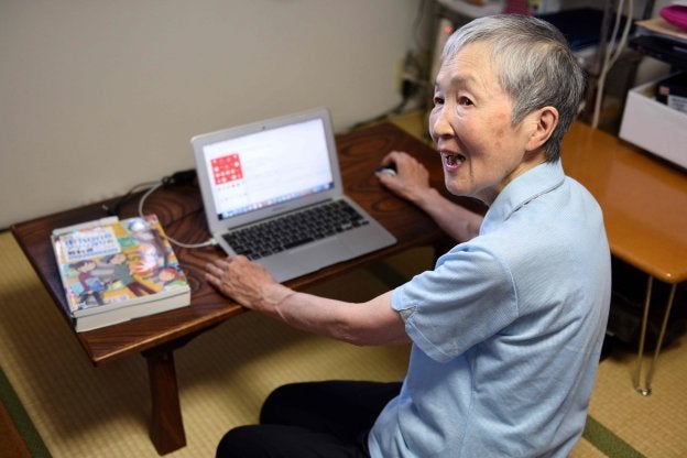 Masako Wakamiya ante su nuevo Mac, con el que crea aplicaciones para usuarios mayores.