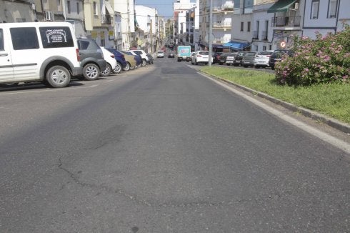 Baches en la calle Oviedo que se repararán a partir de octubre.