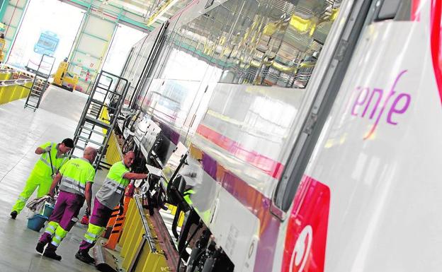 Personal trabajando en un tren en el taller de Renfe en Cádiz./HOY