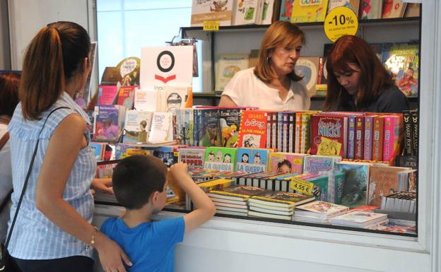Un niño en la feria del libro de Mérida. ::HOY/