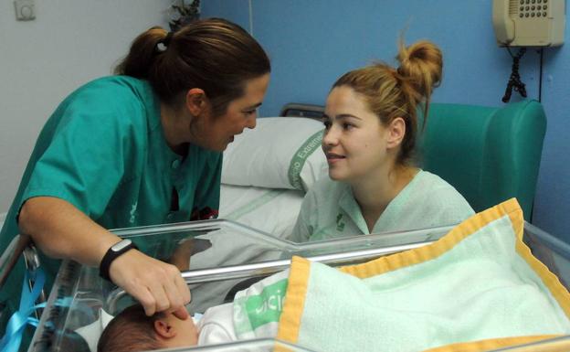 Una matrona atiende a una mujer en el Hospital de Mérida./HOY