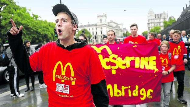Trabajadores de McDonald's manifestándose el lunes por las calles de Londres. :: afp/