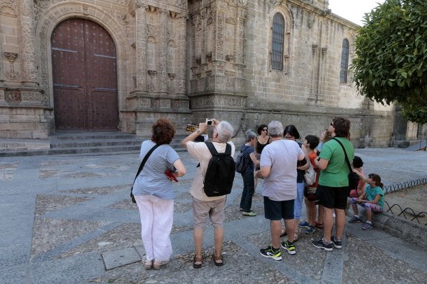 Turistas contemplando la fachada de la catedral. :: andy solé