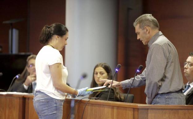 Pavón, ante el arma homicida, en el juicio que se está desarrollando hoy en la Audiencia de Cáceres