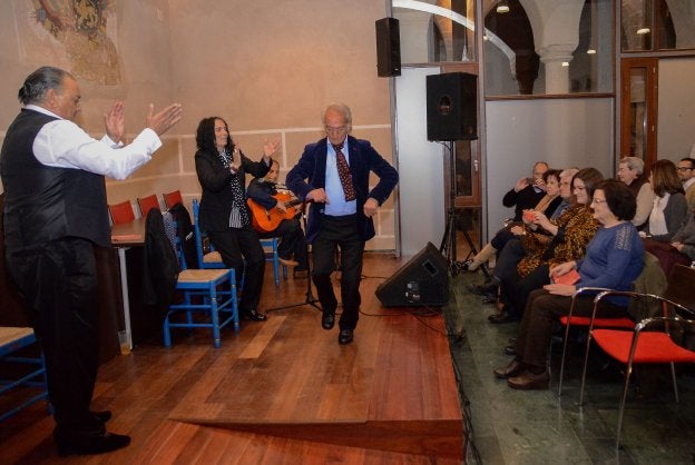 La Kaita y Alejandro Vega en un espectáculo en el Casco Antiguo. :: HOY