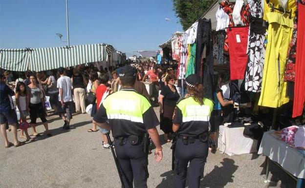 Agentes de la Policía Local en el mercadillo:: HOY