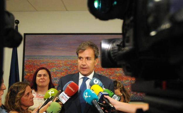 El presidente de Renfe se reunió ayer en Mérida con la consejera de Medio Ambiente:. BRÍGIDO