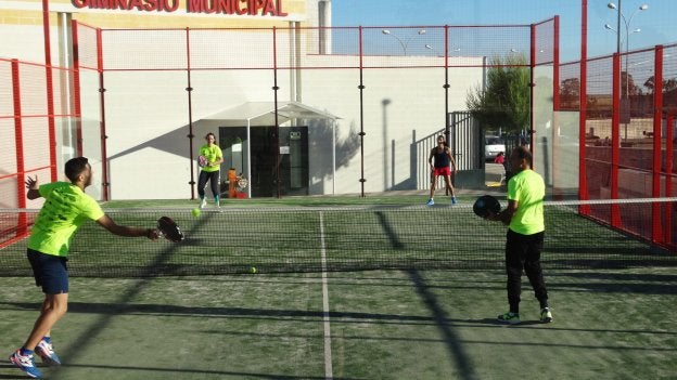 Alumnos de Campanario en las clases de pádel. :: a. c.