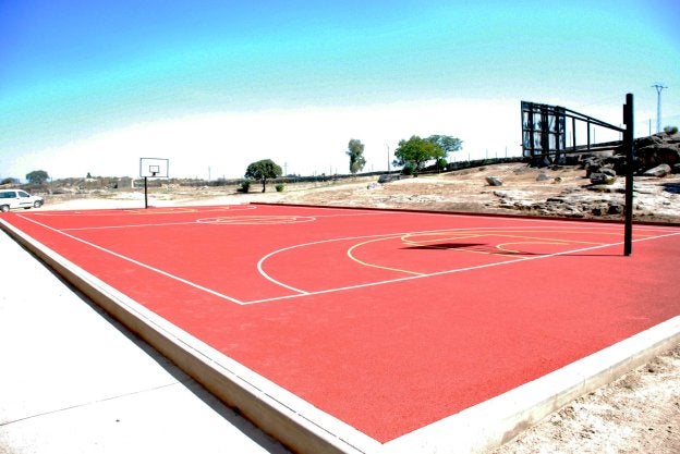 Una de las pistas polideportivas remodeladas. :: JSP