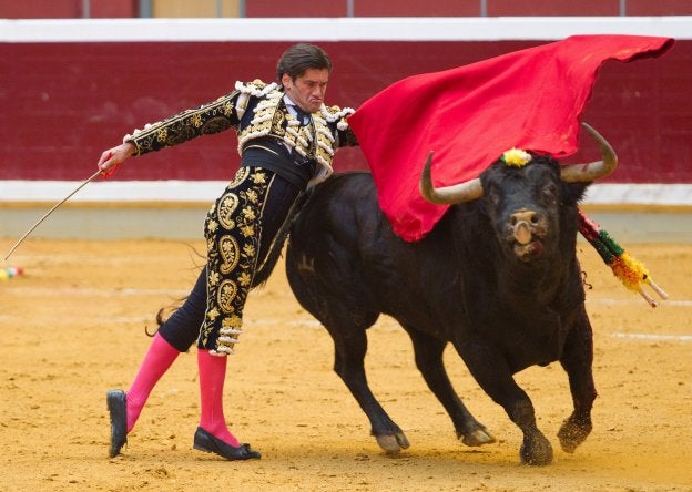 El torero extremeño José Garrido con el segundo de la tarde, al que cortó una oreja. :: efe/abel alonso/