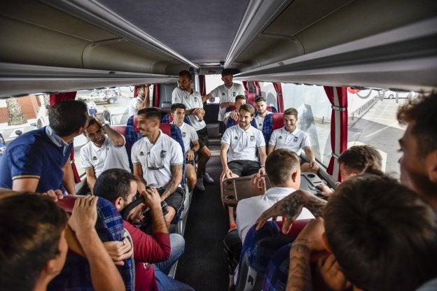Los jugadores estrenan en el desplazamiento a Murcia el nuevo autobús del Badajoz. :: J. V. ARNELAS/