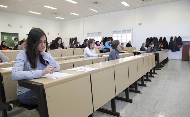 Imagen de archivo de opositores durante un examen para entrar en el SES. /Hoy