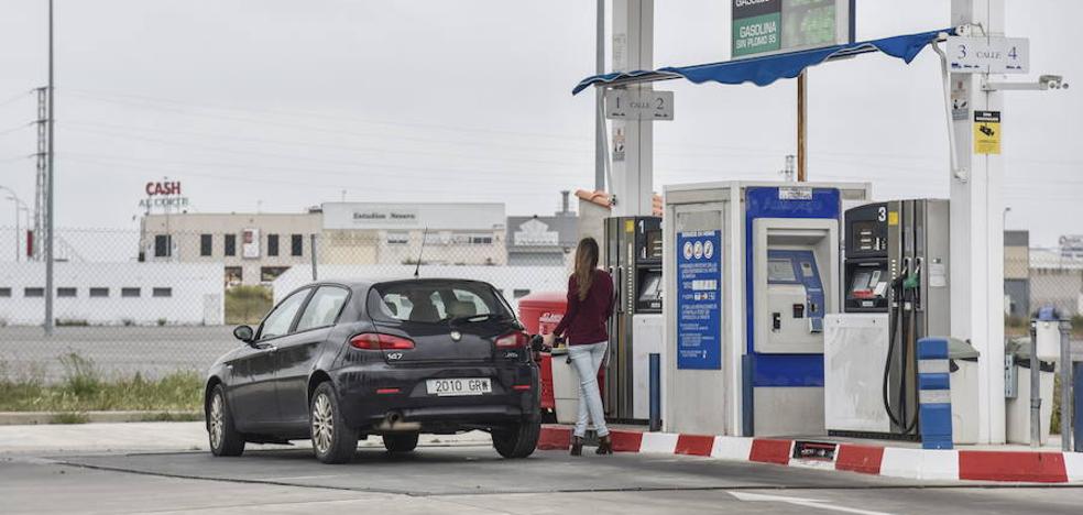 El Gobierno pide que se elimine la exigencia de que haya al menos un empleado por gasolinera