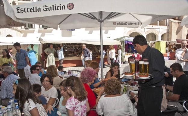 Terrazas llenas de clientes durante la celebración de la última edición de Almossassa./Hoy