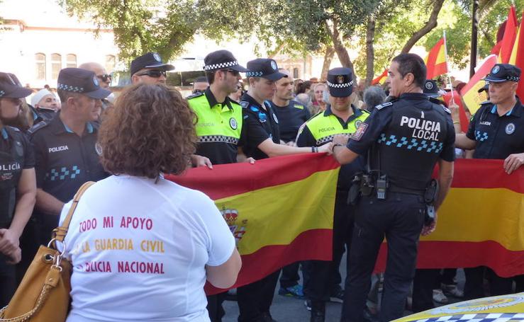 La Guardia Civil recibe el apoyo de policías locales de toda la zona de Navalmoral y de cientos de vecinos