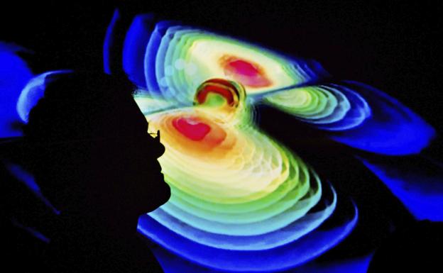 Un científico observa una representación de las ondas gravitacionales./Julian Stratenschulte (Efe)