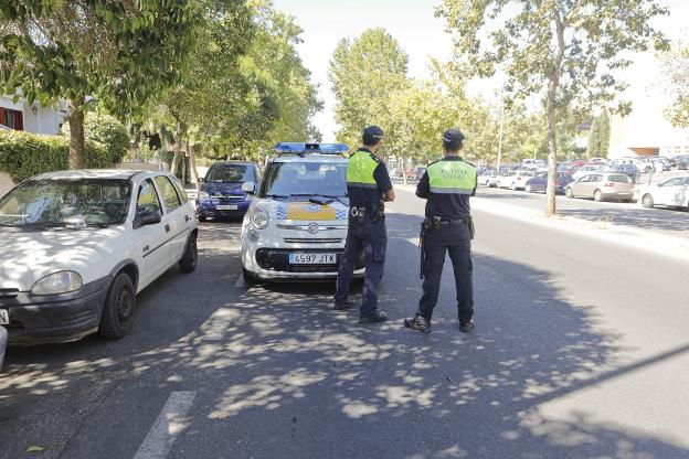 Dos agentes durante una jornada de servicio. :: hoy/