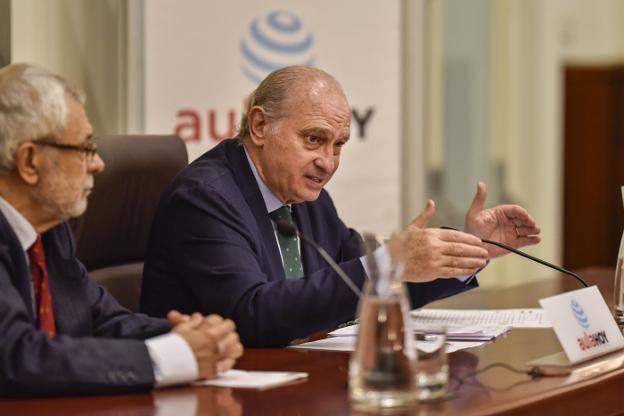 El exministro Fernández Díaz, ayer, en su charla. :: j. v. arnelas/