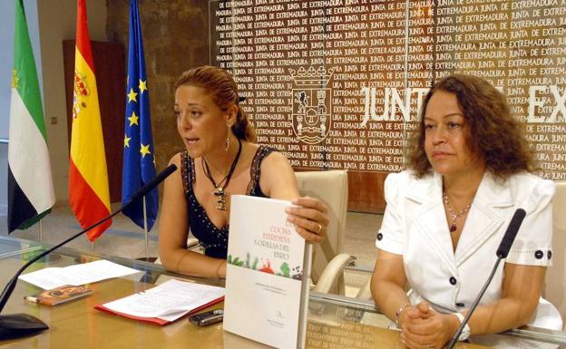 Leonor Flores y Manuela Holgado durante su etapa en la Junta en la legislatura de 2007 a 2011/HOY