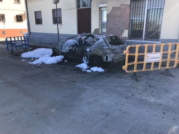 Coche calcinado en Calamonte