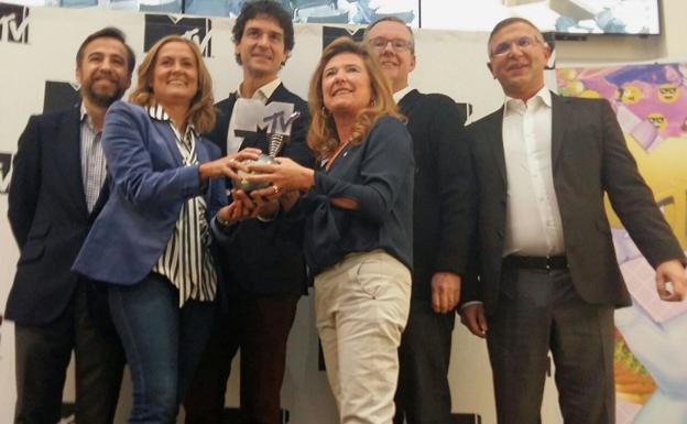 Los responsables de MTV España junto a Amaia del Campo, alcaldesa de Barakaldo./Sergio García