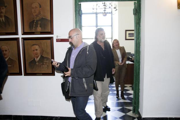 Representantes sindicales a la salida de la reunión, con Elena Nevado al fondo. :: l. cordero/