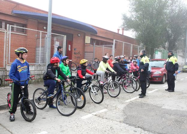 Agentes de la Policía Local impartiendo un curso de educación vial en Badajoz. :: hoy/