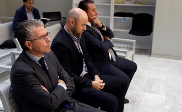 Francisco Granados (izq.), durante el juicio de 'Púnica'./EFE