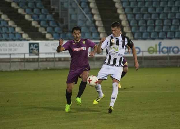 Javi Rey trata de controlar el balón ante la presión de un jugador del Cartagena. :: PAKOPÍ/