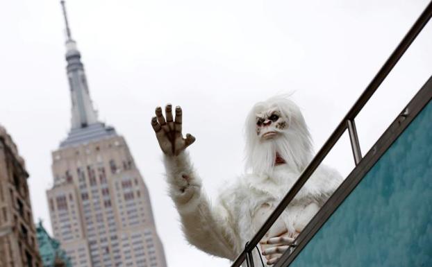 Actor disfrazado de Yeti en Manhattan./Reuters
