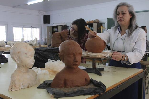 Creando con barro y arcilla en la Escuela de Arte y Superior de Diseño de Mérida. :: j. m. romero/