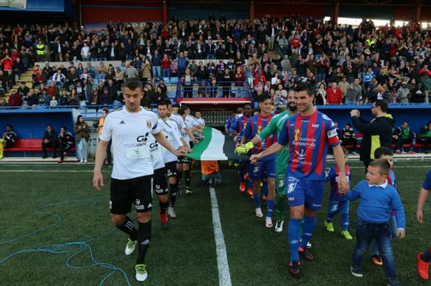 Extremadura y Mérida volverán a lucir un derbi más la bandera extremeña. :: hoy/