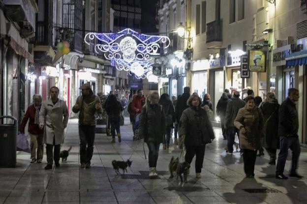 Calle San Pedro, adornada ya con luces navideñas. :: l. cordero/