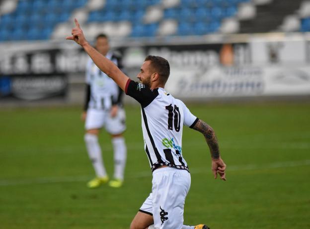 Álex Rubio celebra el gol del empate del Badajoz. :: CASIMIRO MORENO/