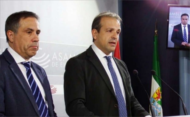 El secretario general de Educación y Empleo, Rubén Rubio (derecha), y el director gerente del Sexpe, Juan Pedro León, han explicado las partidas de los Presupuestos.:HOY/